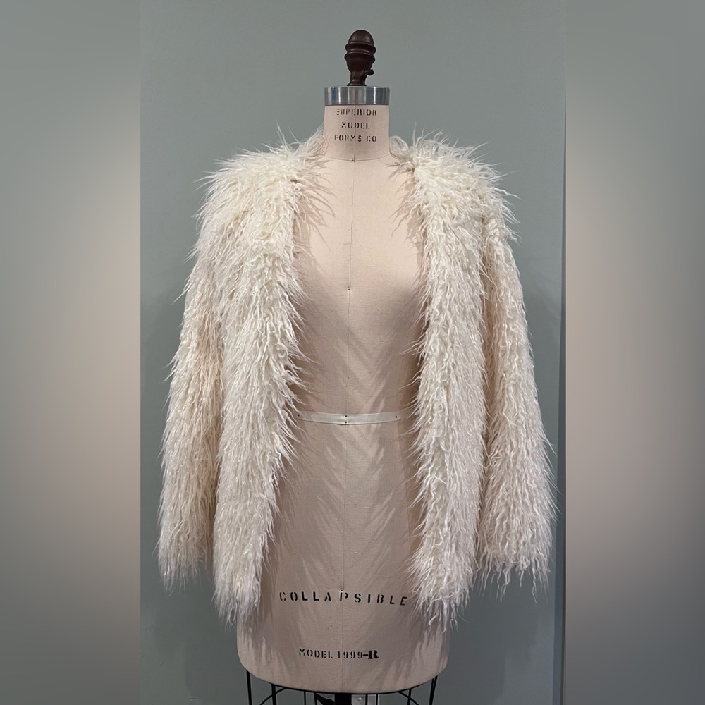 Hollister cream women’s size small faux fur coat